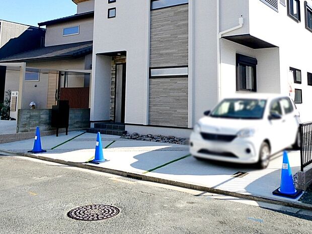 2台駐車可能なゆとりあるカースペース。目の前が駐車場だと雨の日も大量にお買い物をした時も便利 