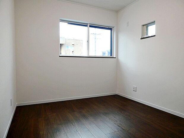 【洋室5.2帖】 腰窓で机や家具の配置がしやすい洋室5.2帖。子供部屋や書斎にもオススメです！ 