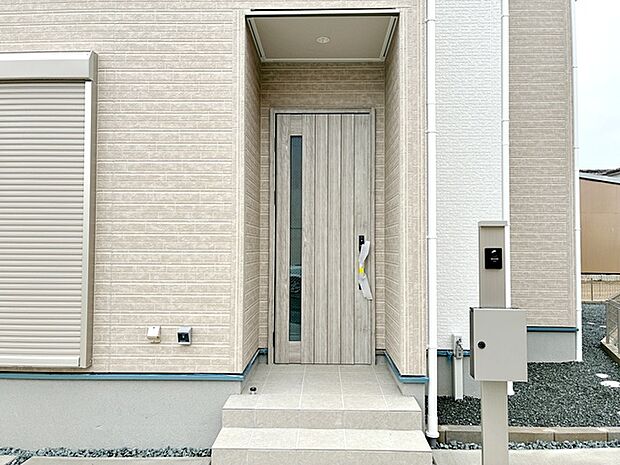 【玄関】 玄関が深い位置にあるので雨に濡れることなく身支度ができます 