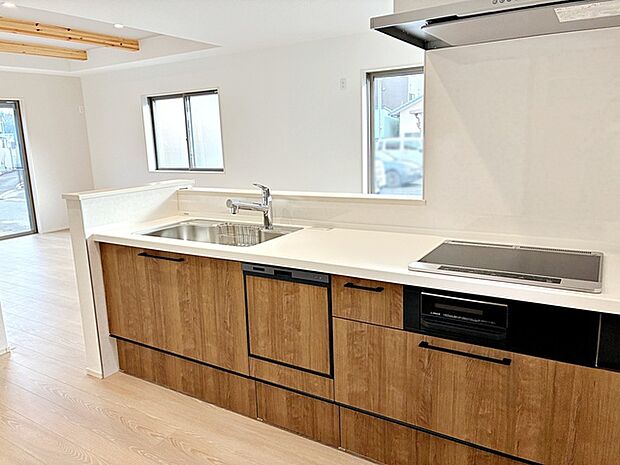 【キッチン】 リビングで遊んでいるお子様を見ながらお料理ができ、子育て中のパパママにも安心の設計です！ 