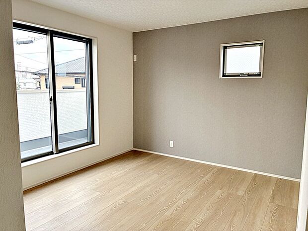 【洋室7.5帖】 落ち着いた色味のアクセントクロスを壁の一部に使うと、とても落ち着いた空間になります。 