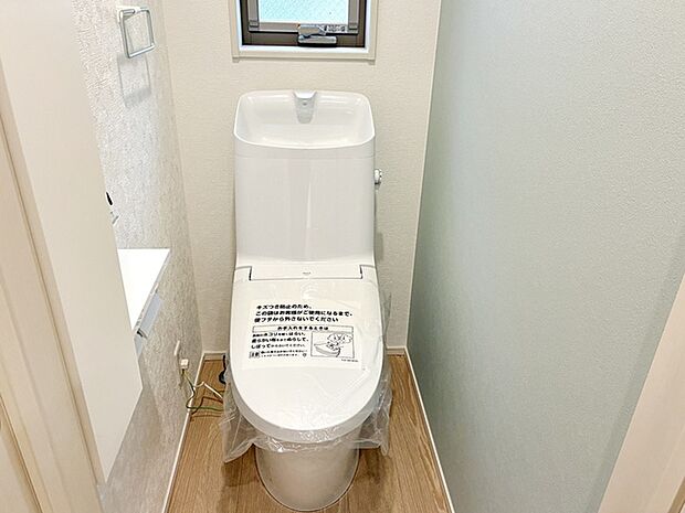 【トイレ】 1、2階共にシャワー機能付！小窓が付いている為換気もスッキリして頂けます。 