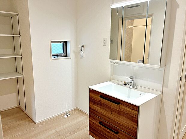 【洗面台】 洗面台の三面鏡の裏には収納があるので、見られたくないものの収納に便利 