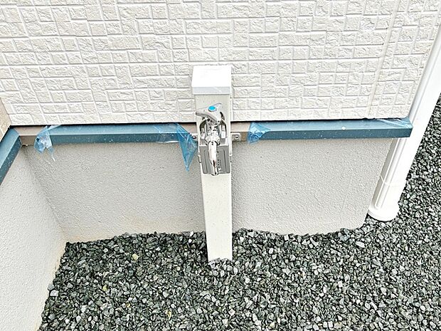 玄関横には立水栓が設置されています！お庭の水撒き、洗車、お掃除、お子様の水遊びなど便利です！ 