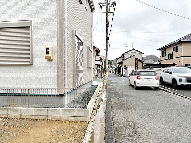 前面道路：南側約4.6ｍ幅、北東側約1.3ｍ幅。角地の為、日当たり良好です。
