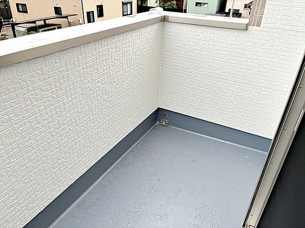 【バルコニー】 バルコニーを主寝室に配置する事で、小さなお子様のいる家庭も安心安全な生活 