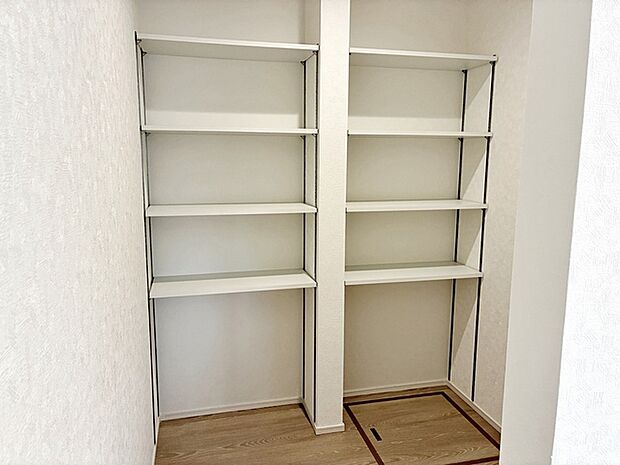 【ユーティリティルーム】 ワークスペースやパントリーなど自由な使い方ができます。キッチンと洗面所に隣接で、家事も効率的