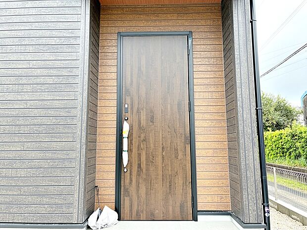 【玄関】 雨の日の出入りも濡れにくい玄関ポーチ 