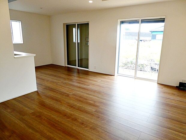 【リビング19.25帖】 LDKはゆとりの19.25帖、家族がのびのびと過ごせる場所です！大きな窓のあるリビングは、陽光あふれる明るい空間です。居心地良く、憩いの空間となりそうですね。  