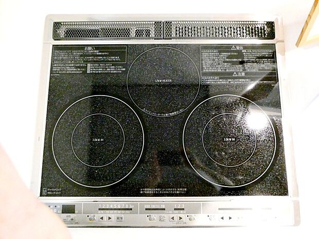 火を使わず安全性の高いＩＨクッキングヒーター。お手入れも楽々。お子様や高齢者の居るご家庭に嬉しい設備 