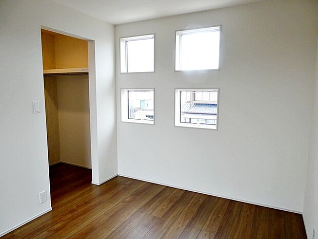 【洋室6帖】 2階主寝室にはウォークインクローゼットが付いており、お部屋を最大限広くご活用いただけます。 