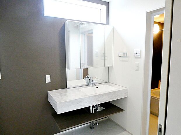 【洗面台】 洗面台の三面鏡の裏には収納があるので、見られたくないものの収納に便利 