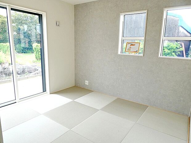 【和室5.25帖】 リビングとつながる畳敷きのお部屋は来客時の使用や、ちょっと疲れた時にお昼寝できるのも嬉しいですね！