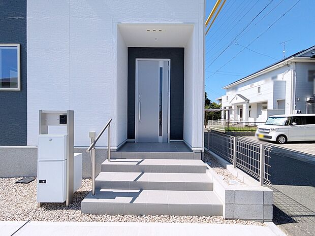 雨の日の出入りも濡れにくい玄関ポーチ 