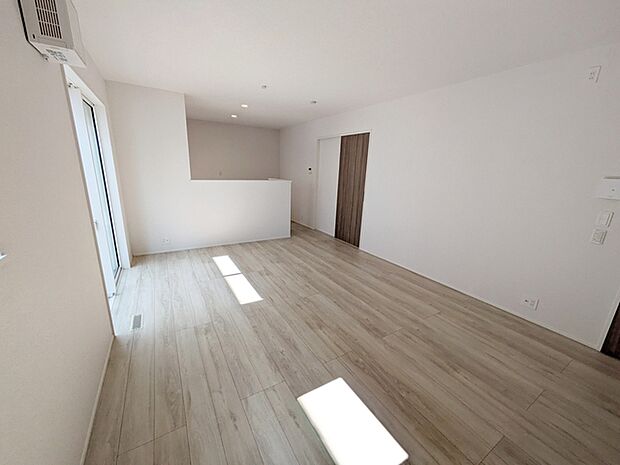 【リビング16帖】 ＬＤＫは縦に一直線。リビングには南側からの日の光がたくさん入ります。 