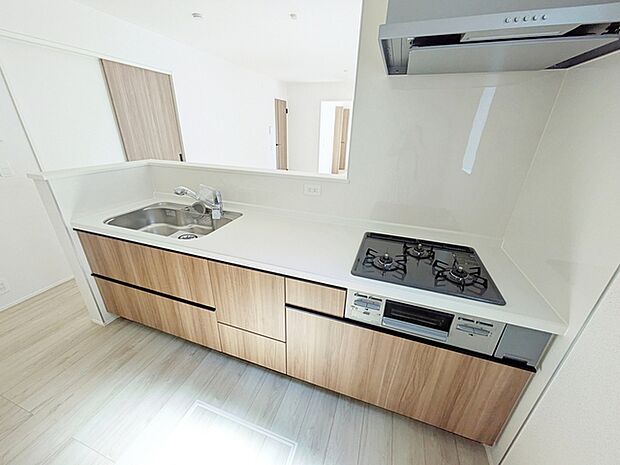 【キッチン】 小さなお子様にも目が届く、使い勝手の良い対面キッチンで楽しくお料理ができます！ 