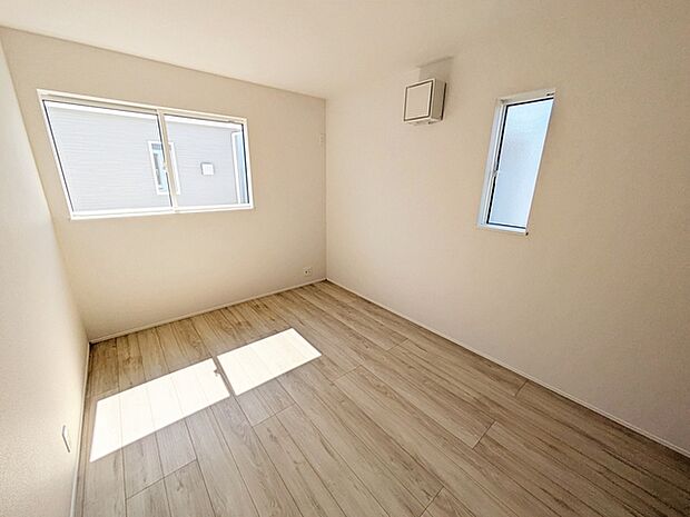 【洋室6帖】 2面採光で、晴れの日の日中はいつも明るい室内に。窓を開放すれば気持ちの良い風が入ります。