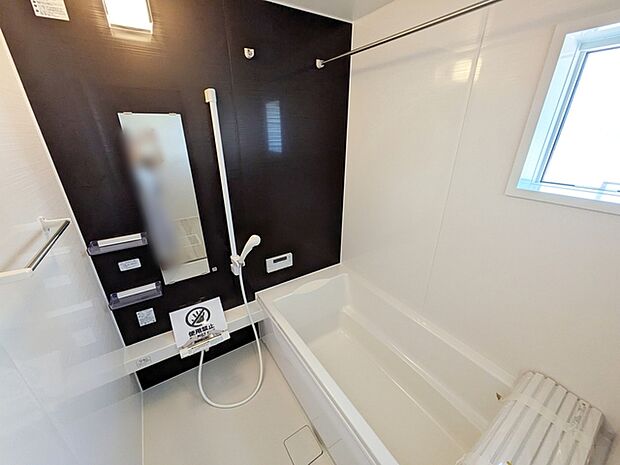 【浴室】 ゆったり入れる浴槽、一日の疲れを癒してくれるくつろぎのバスタイムを…