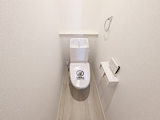【トイレ】 多機能な温水洗浄便座付きでお掃除がしやすい、清潔なトイレです 