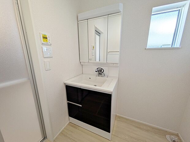 【洗面台】 洗面台の三面鏡の裏には収納があるので、見られたくないものの収納に便利