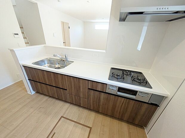 【キッチン】 対面式で、キッチンで作業しながらお子様を安心して見守れます。  