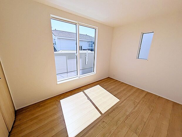 【洋室6帖】 南向きならではの恵まれた採光・通風。明るいお部屋は開放感がありますね。