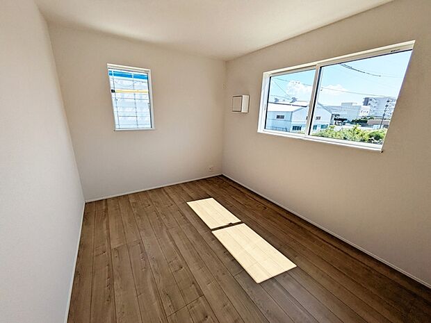 【洋室6帖】 お子様にとっての初めての「自分の部屋」腰窓で学習机やベッドの配置もラクラクです。