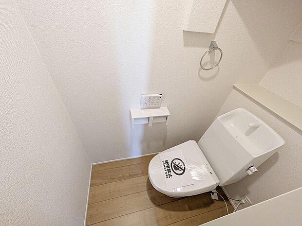 【トイレ】 多機能な温水洗浄便座付きでお掃除がしやすい、清潔なトイレです 