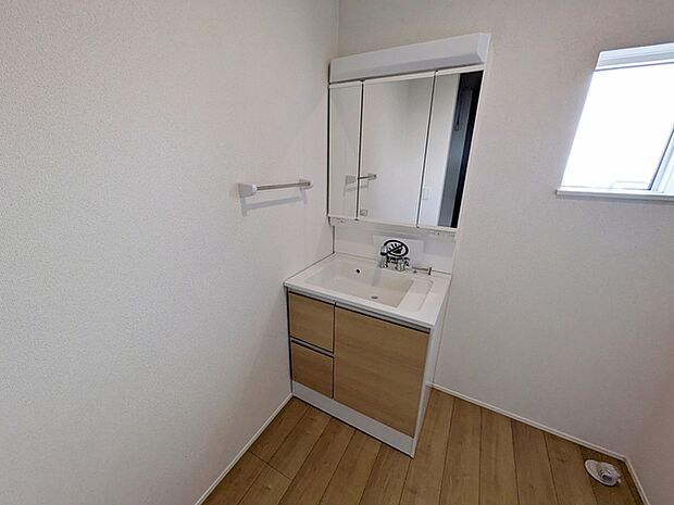 【洗面台】 洗髪・洗面・化粧などができる機能と収納スペースを一体化した洗面台です。 