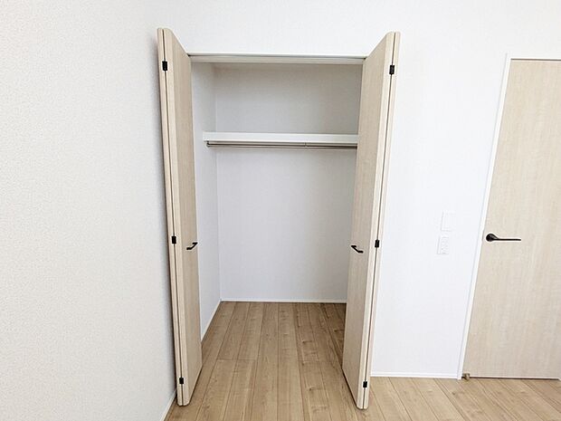 壁面クローゼットがあればタンスを置く必要がなく、出っ張りのないスッキリ空間を維持できます。   