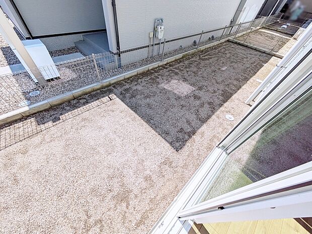 ハーブやお花を植えてガーデニングを楽しんだり、プール遊びや家族でBBQなど楽しみ広がる南庭。 