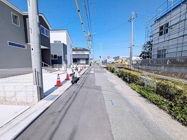 前面道路:北東側約4.7m幅、前面道路は見通しが良く、車の移動もスムーズに行えます。