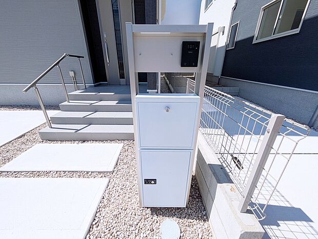 再配達問題で注目を集めている宅配ボックス。配達時間を気にせず、非対面で荷物を受け取り可能で便利な設備です。 