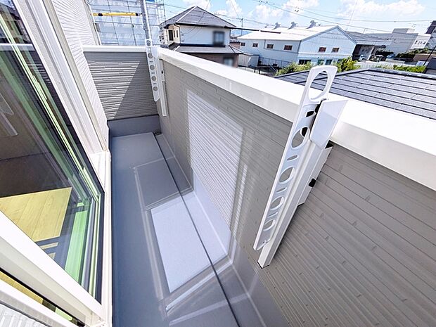 【バルコニー】 洗濯物が多い日も、シーツや掛け布団を天日干ししたいときにも嬉しい、広々バルコニーです!