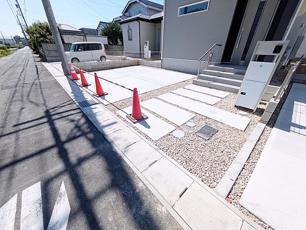 並列2台駐車可能なゆとりあるカースペース。目の前が駐車場だと雨の日も大量にお買い物をした時も便利