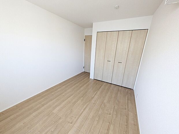 【洋室6帖】 全居室にしっかりとした大きさのクローゼットを完備し、収納スペースも十分です。 