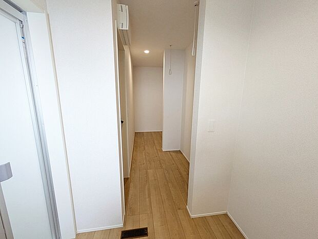 まとめ買いに便利なパントリーと室内物干しスペースが一緒になったスペースです！