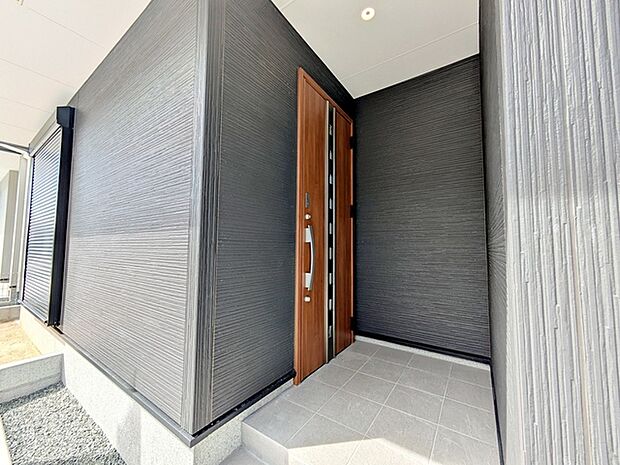 【玄関】 雨の日の出入りも濡れにくい玄関ポーチ