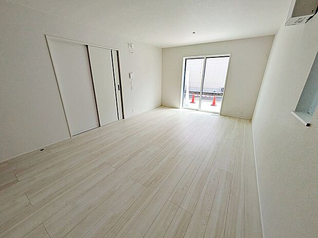 【リビング17帖】 大きな窓から柔らかな光が降り注ぎ、明るさが室内の奥まで行き渡ります。