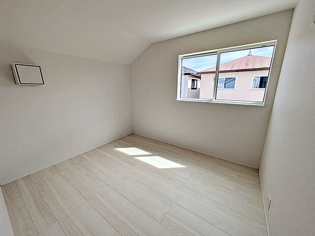 【洋室6帖】 2階主寝室にはウォークインクローゼットが付いており、お部屋を最大限広くご活用いただけます。 