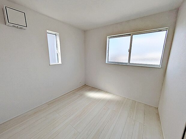 【洋室5帖】 2面採光で、晴れの日の日中はいつも明るい室内に。窓を開放すれば気持ちの良い風が入ります。