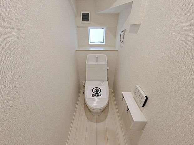 【トイレ】 各フロア1カ所ずつシャワー機能付トイレを設置しており、忙しい朝の混雑も解消!