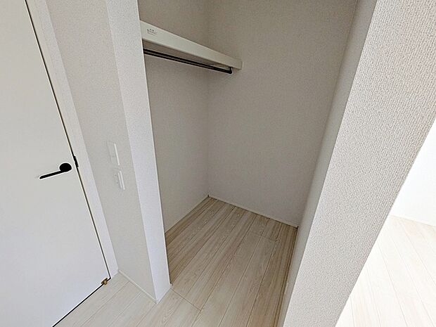 【ウォークインクローゼット】 ハンガーにかけた洋服、帽子やバッグ他収納した物を見渡すことができ整理整頓がしやすい!