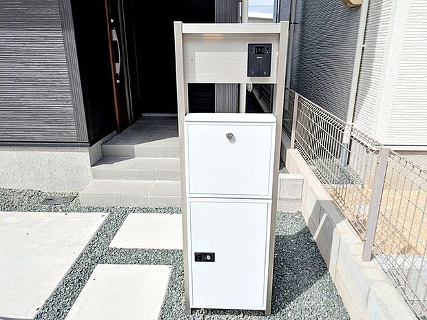 不在時でも荷物が受け取れる『宅配ボックス』付きのインターホン・ポスト。対面なしで受け取れるので、防犯対策にもなります。 
