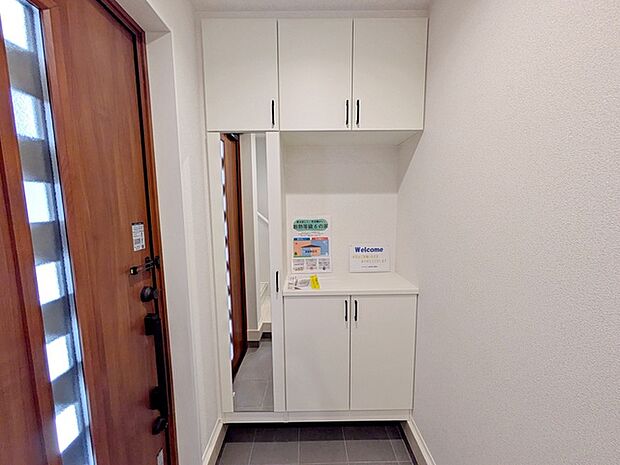 【シューズボックス】 シューズボックスは飾り棚付きでお花や絵画、雑貨などをディスプレイして素敵なエントランスの演出が可能 