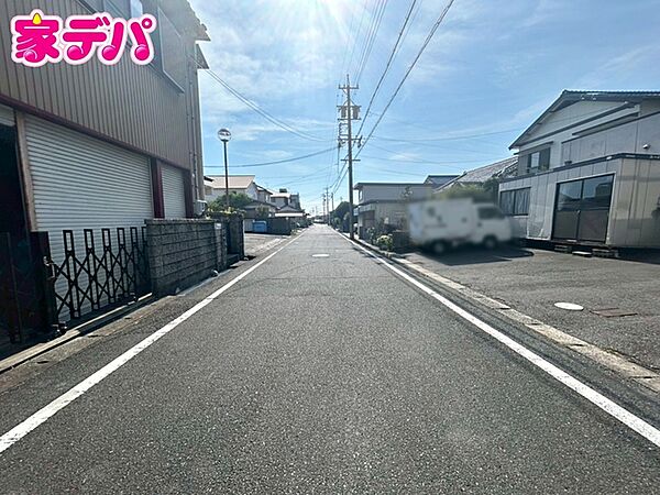 前面道路はゆとりの6ｍ!車通りが少なく、駐車が苦手な方でも安心の道路幅です