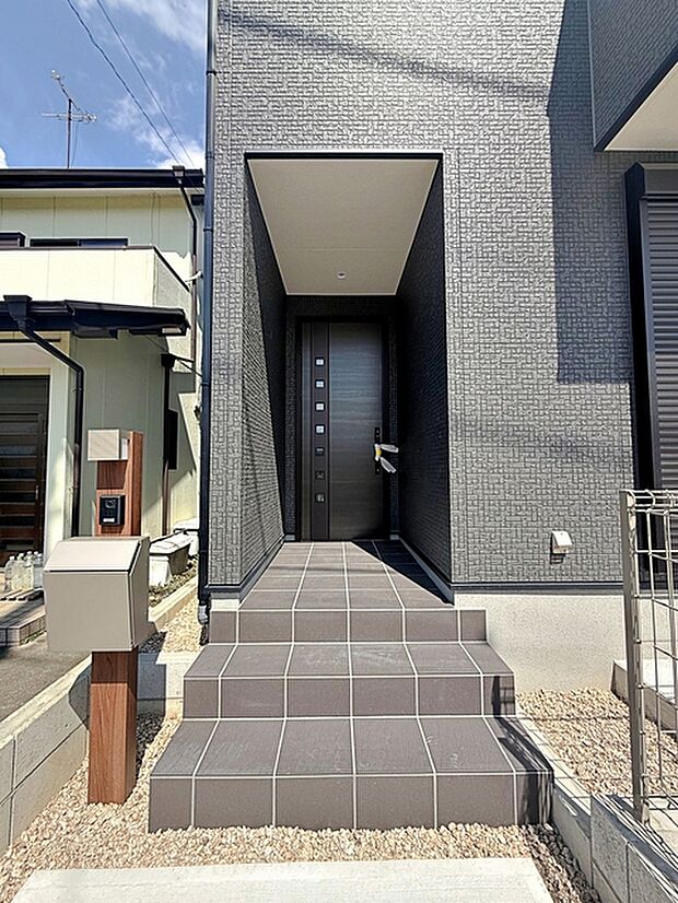 玄関が深い位置にあるので雨に濡れることなく身支度ができます