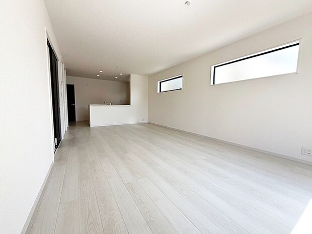 【リビング19.5帖】 LDKは縦に一直線。リビングには南側からの日の光がたくさん入ります。