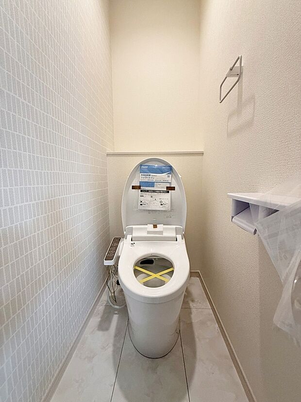 【トイレ】 1、2階共にシャワー機能付!小窓が付いている為換気もスッキリして頂けます。