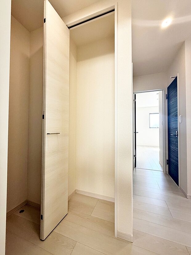 2階廊下にはご家族の共有収納スペースを設けました。使用頻度が少ないもの、季節的なものの収納に便利!